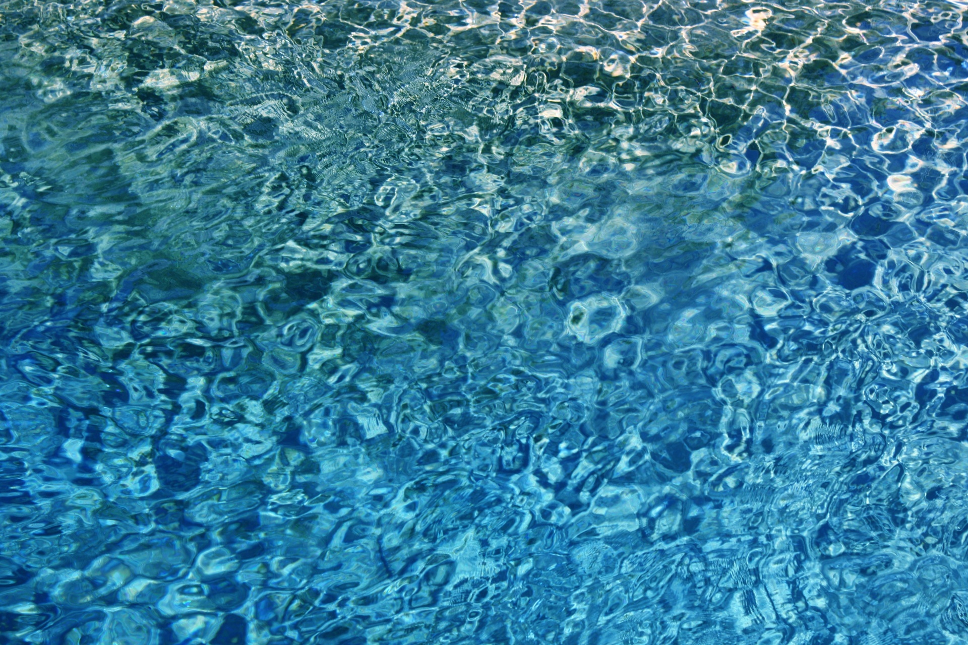 Infinity Pool Bordeaux - texture eau bleue et ondulations - Actualités