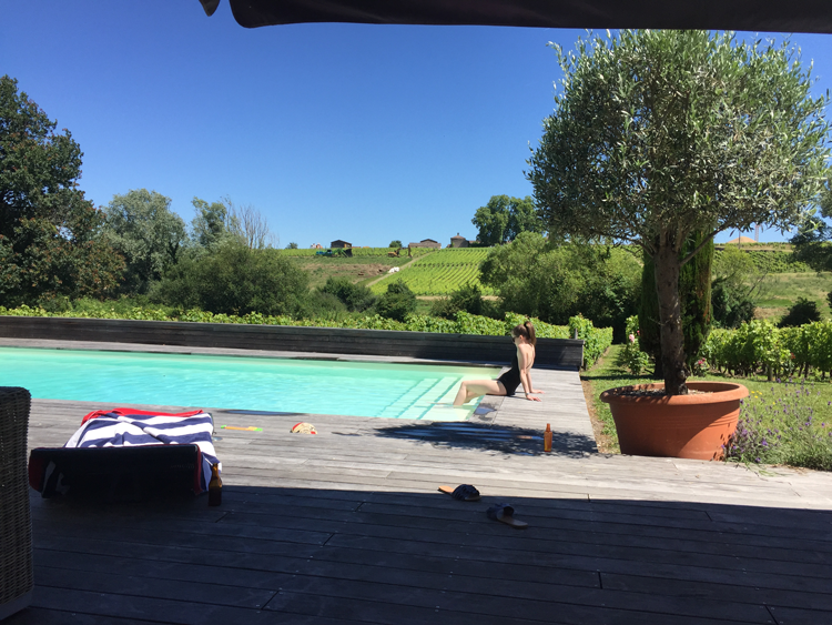 piscine bordeaux débordement vue vigne