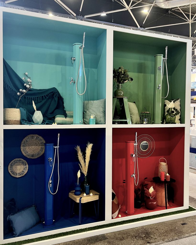 Salon-piscine-global-europe-2022-douche-exterieure-colore-piscine